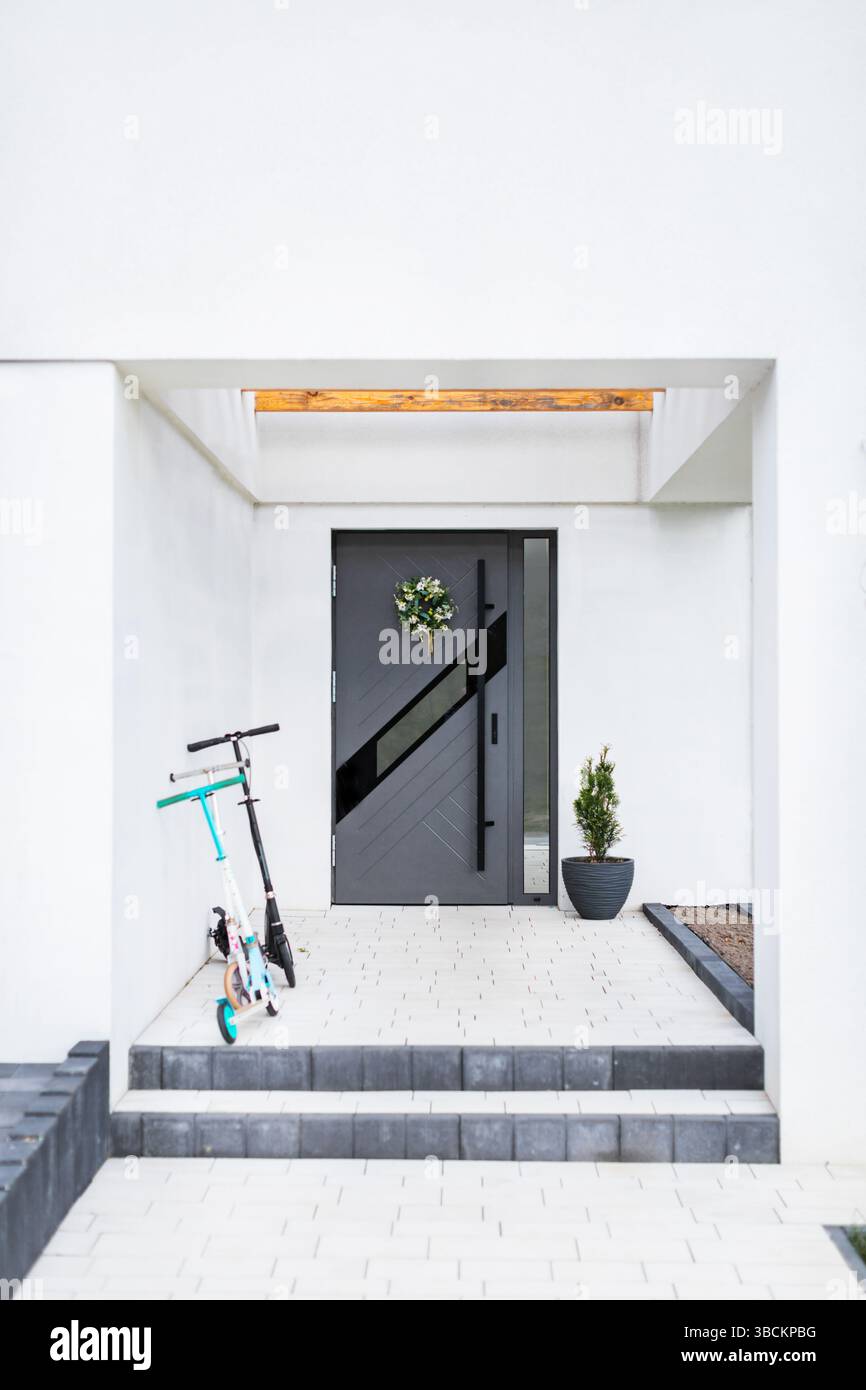 Designer-Eingangstür zu einem Landhaus. Modernes Design. Luxuriöses Äußere. Fassade eines modernen Gebäudes mit modernen Türen. Stockfoto