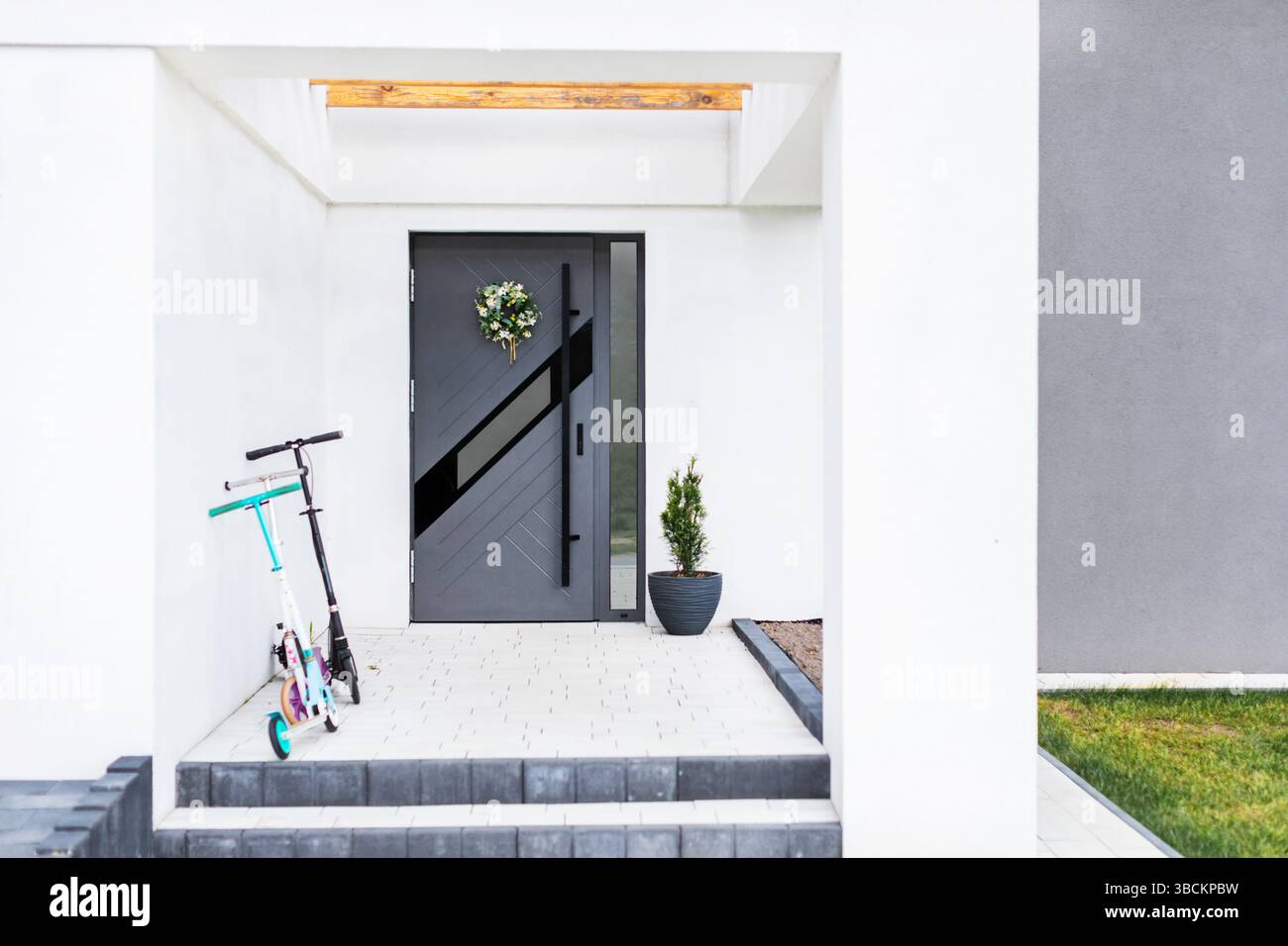 Designer-Eingangstür zu einem Landhaus. Modernes Design. Luxuriöses Äußere. Fassade eines modernen Gebäudes mit modernen Türen. Stockfoto