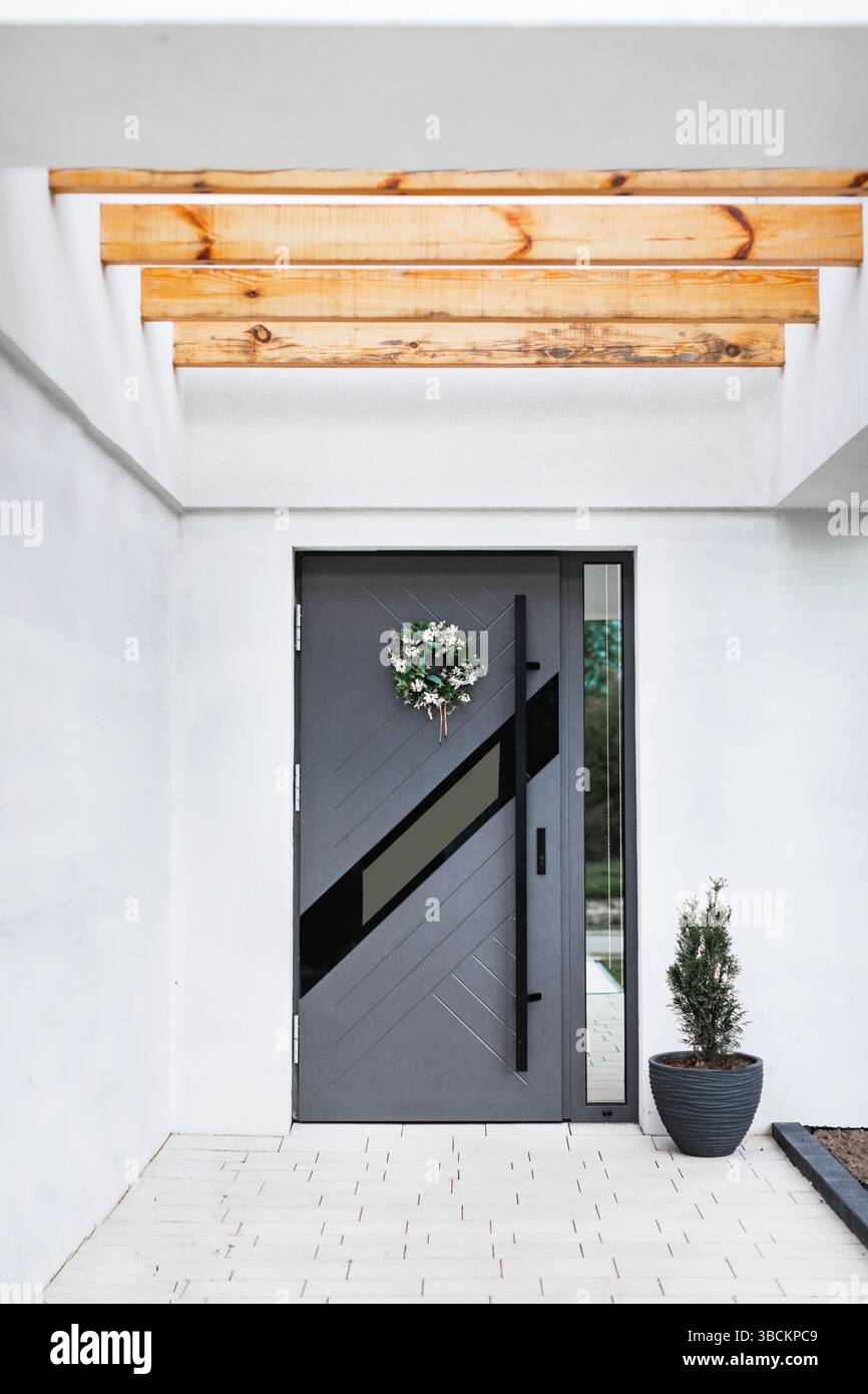 Designer-Eingangstür zu einem Landhaus. Modernes Design. Luxuriöses Äußere. Fassade eines modernen Gebäudes mit modernen Türen. Stockfoto