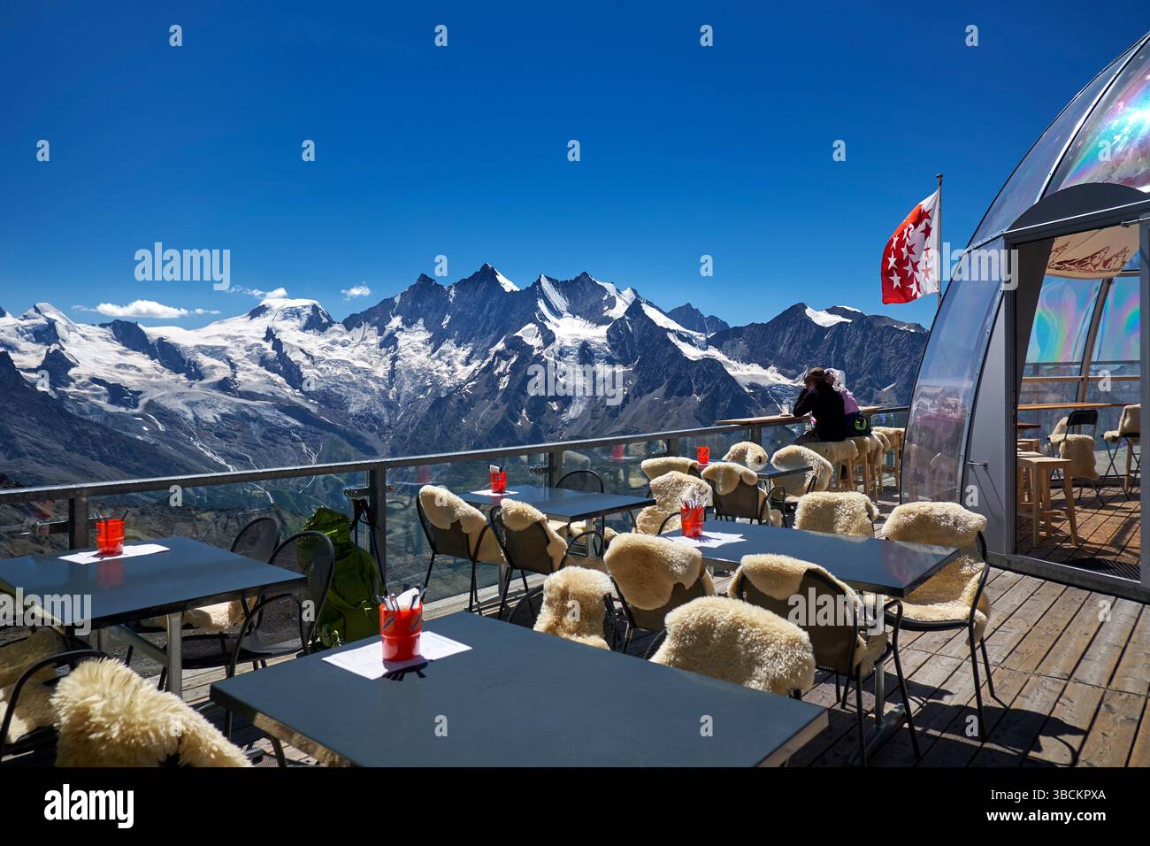 Aussichtspunkt Hohsaas über dem Dorf SaaS-Grund. Sichtbare Viertausender: Allalinhorn 4027 m, Alphubel 4206 m, Taschhorn 4490 m, Dom 4545 m, Lenzsp Stockfoto