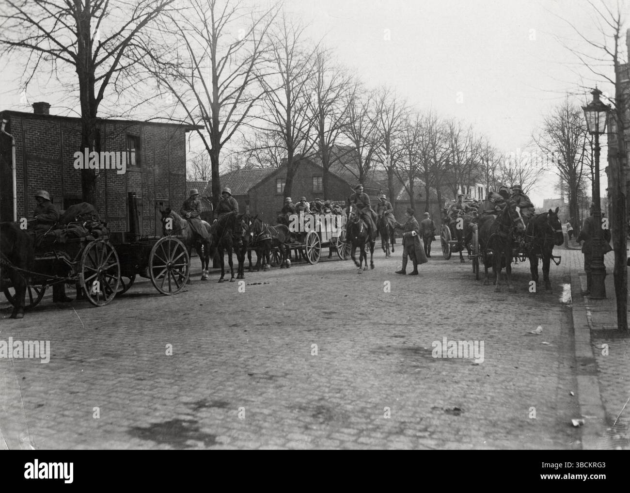 Regierungstruppen ziehen sich während des Ruhraufstandes zurück. Der Ruhraufstand war ein Aufstand im Ruhrgebiet vom 13. März bis 6. April 1920. Es war eine linke Arbeiterrevolte, die durch den Aufruf zum Generalstreik als Reaktion auf den Kapp-Putsch ausgelöst wurde, und dann zu einer bewaffneten Rebellion wurde, als linksextreme Arbeiter versuchten, eine sowjetrepublik zu gründen. Spontan gebildete Arbeiterräte bildeten sich während des Streiks über das Ruhrgebiet und übernahmen die Kontrolle über die Region mit Unterstützung von 50.000–80.000 bewaffneten Arbeitern, die die Rote Ruhrarmee bildeten. Stockfoto