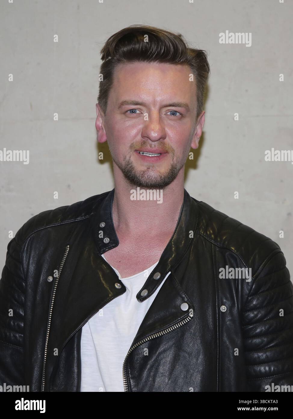 Deutscher Sänger Ben Zucker auf dem roten Teppich für die ARD-Fernsehsendung Schlager Countdown in Oldenburg am 25.03.2017 -- deutscher Sänger Ben Zucker auf dem roten ca. Stockfoto