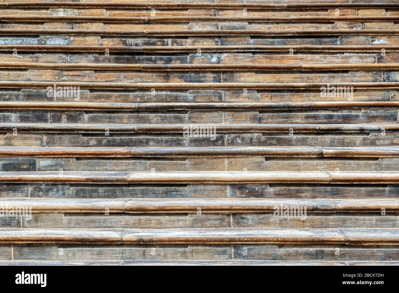 Fragment einer Steintreppe mit nach oben führenden Stufen. Stockfoto