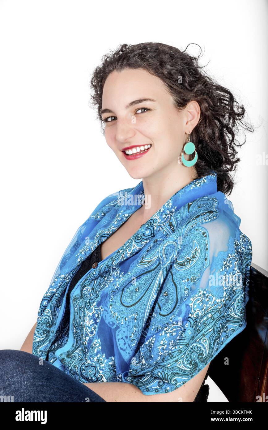 Ein junges Model, Mitte 20, trug aquafarbene Ohrringe im nahöstlichen Design und einen blauen Schal Stockfoto