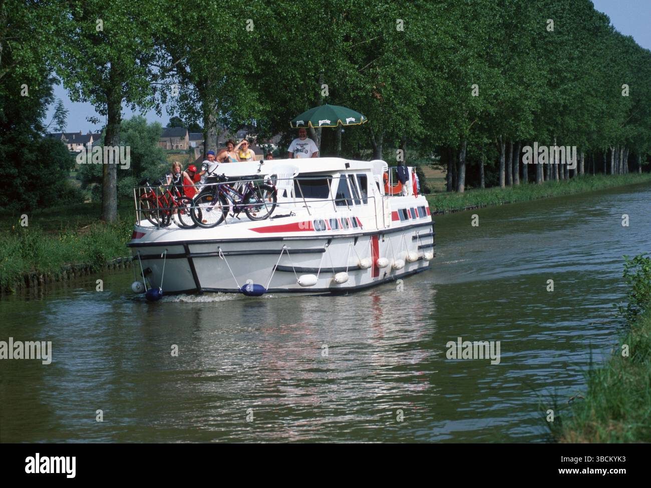 Schiff auf dem Canal du Nivernais, Burgund, Frankreich, Schiff auf dem Canal du Nivernais, Burgund, Frankreich, Europa Stockfoto
