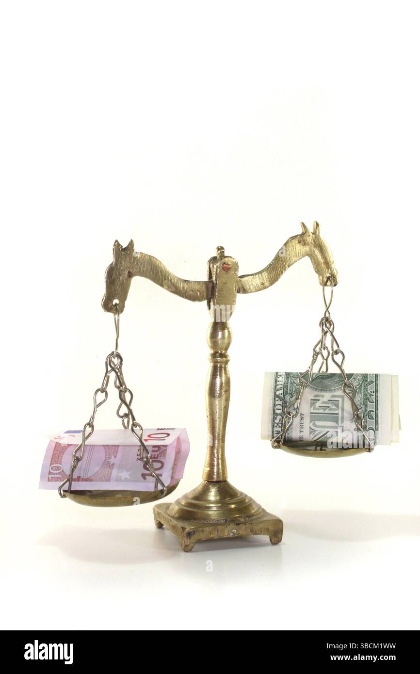 Messingwaagen mit Dollarscheine und Euro-Banknoten Stockfoto