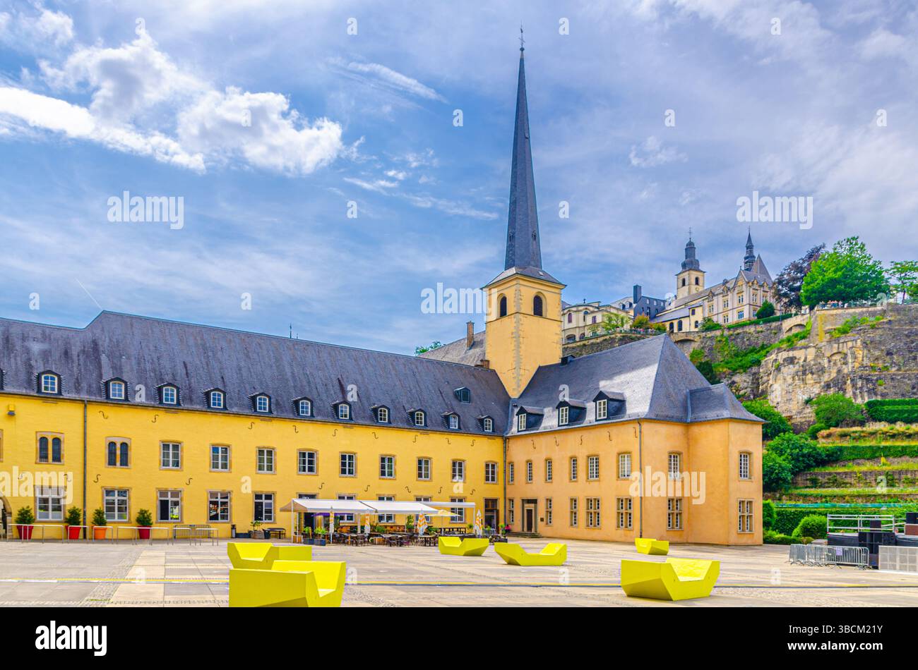 Abtei Neimënster oder Abtei Neumünster mit dem Heiligen Johannes auf dem Stein katholische Kirche Saint-Jean-du-Grund im Bezirk Grund der Stadt Luxemburg Stockfoto