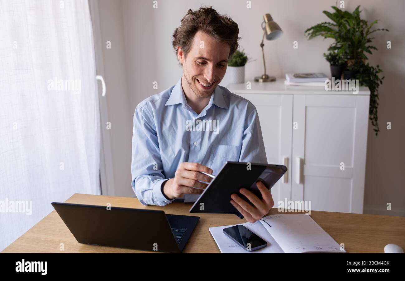Freiberuflicher Mitarbeiter, der tägliche Aufgaben effizient und motiviert organisiert Stockfoto