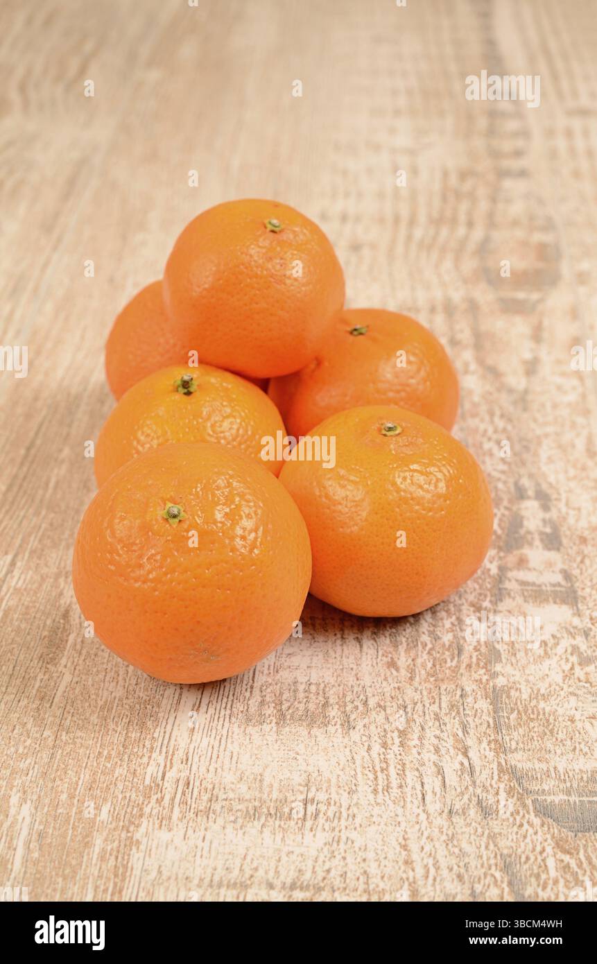 Frische Mandarinen auf einem Holztisch Stockfoto