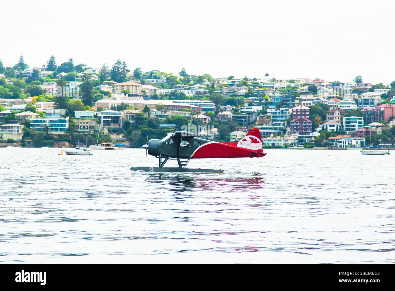 Propellerflugzeug in der Bucht vor dem Hintergrund von Wohngebäuden. Stockfoto