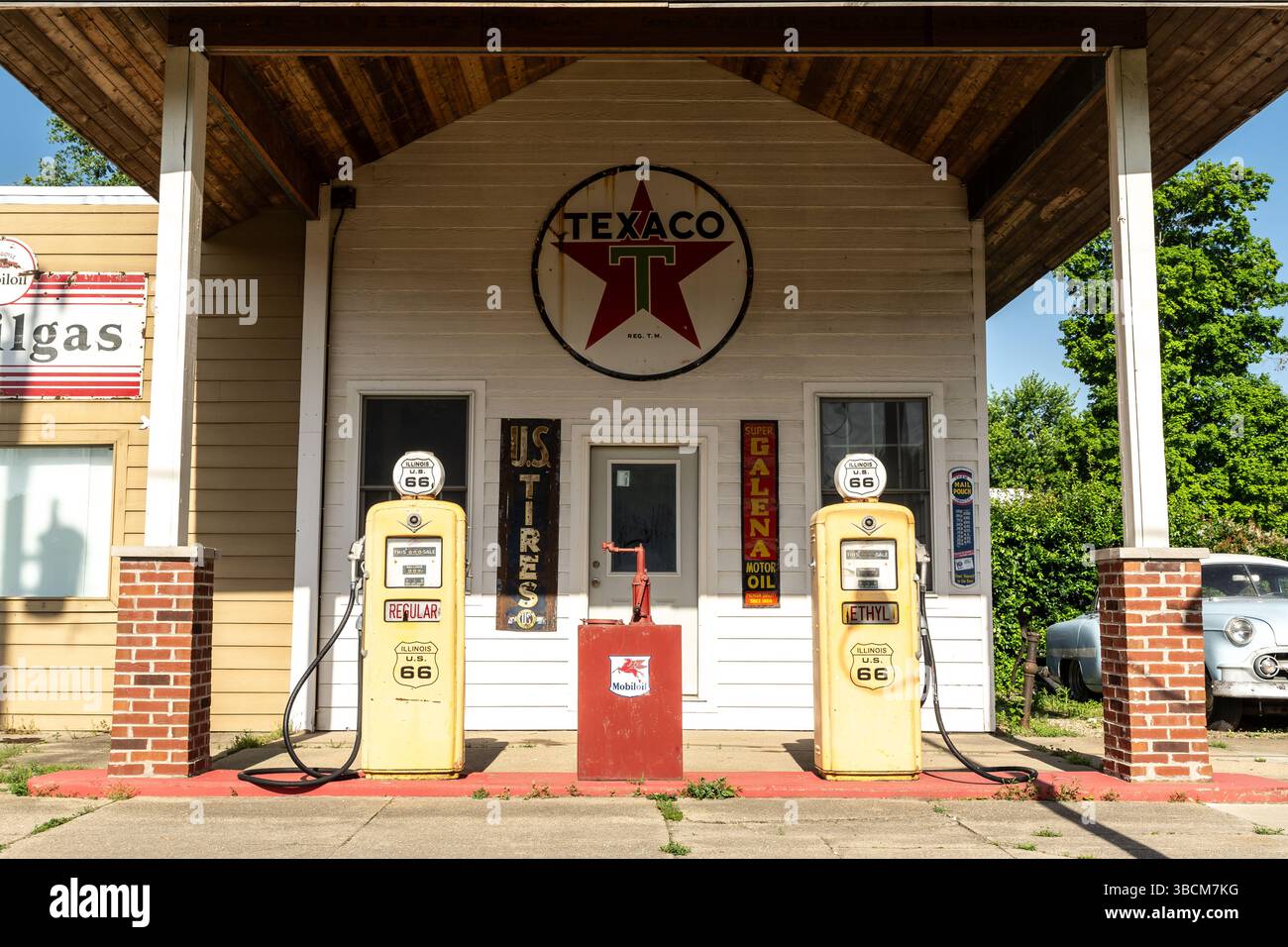 Williamsville, Illinois, USA - 15. Mai 2025 - Vintage-Tankstelle mit alten Gaspumpen und anderen Vintage-Erinnerungsstücken an der alten Route 66. Stockfoto
