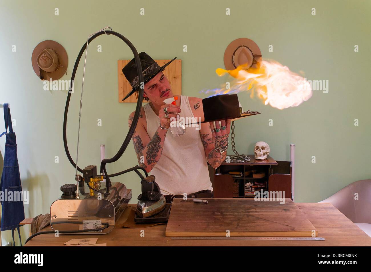 Paris, Frankreich. Mai 2025. Warum Hüte. Pop-up-Store im Majestic Hotel in Cannes, am 13. Mai 2025 in Paris, Frankreich. Quelle: Gerard Crossay/Alamy S Stockfoto