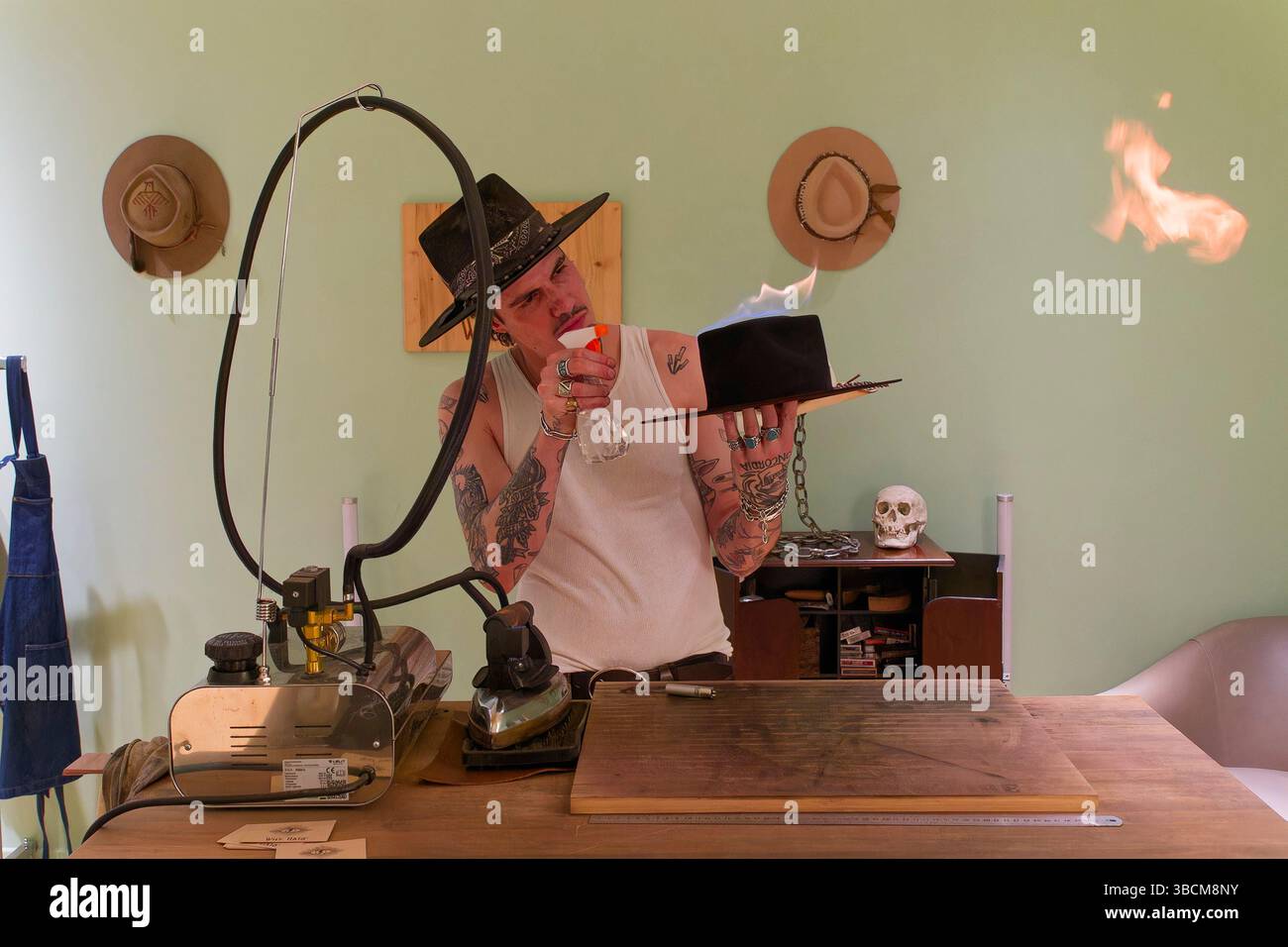 Paris, Frankreich. Mai 2025. Warum Hüte. Pop-up-Store im Majestic Hotel in Cannes, am 13. Mai 2025 in Paris, Frankreich. Quelle: Gerard Crossay/Alamy S Stockfoto