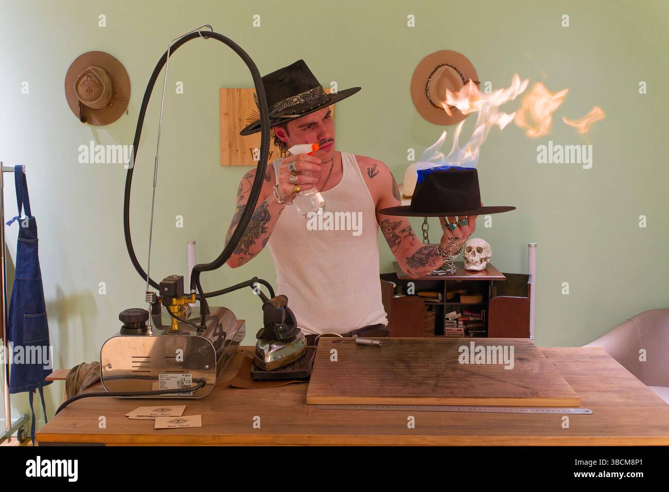 Paris, Frankreich. Mai 2025. Warum Hüte. Pop-up-Store im Majestic Hotel in Cannes, am 13. Mai 2025 in Paris, Frankreich. Quelle: Gerard Crossay/Alamy S Stockfoto