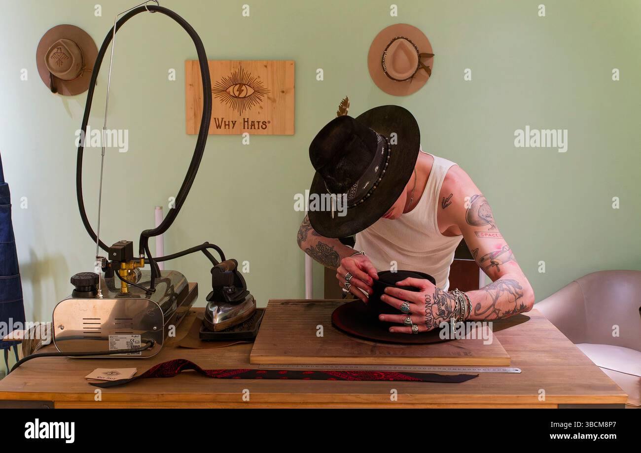 Paris, Frankreich. Mai 2025. Warum Hüte. Pop-up-Store im Majestic Hotel in Cannes, am 13. Mai 2025 in Paris, Frankreich. Quelle: Gerard Crossay/Alamy S Stockfoto