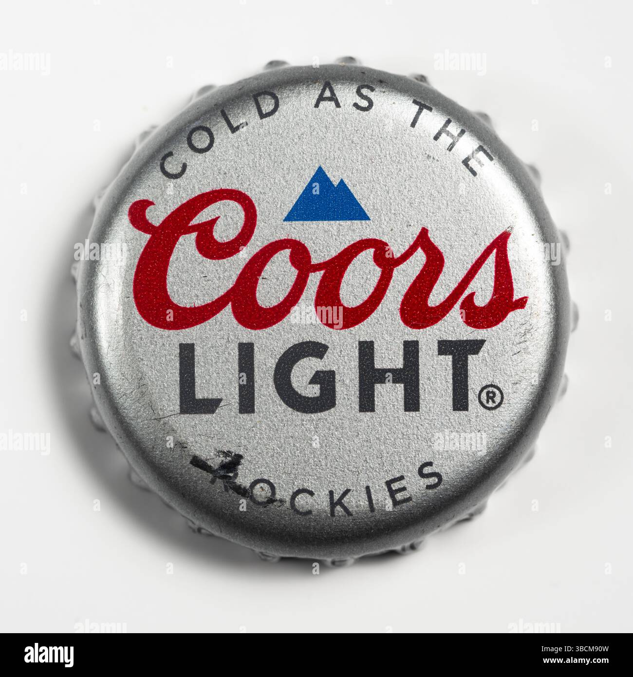 Bayern, Deutschland - 24. April 2025: Eine Nahaufnahme eines silbernen Coors Light Flaschendeckels mit rotem Coors Schriftzug, schwarzem „LIGHT“, blauem Berglogo und Stockfoto