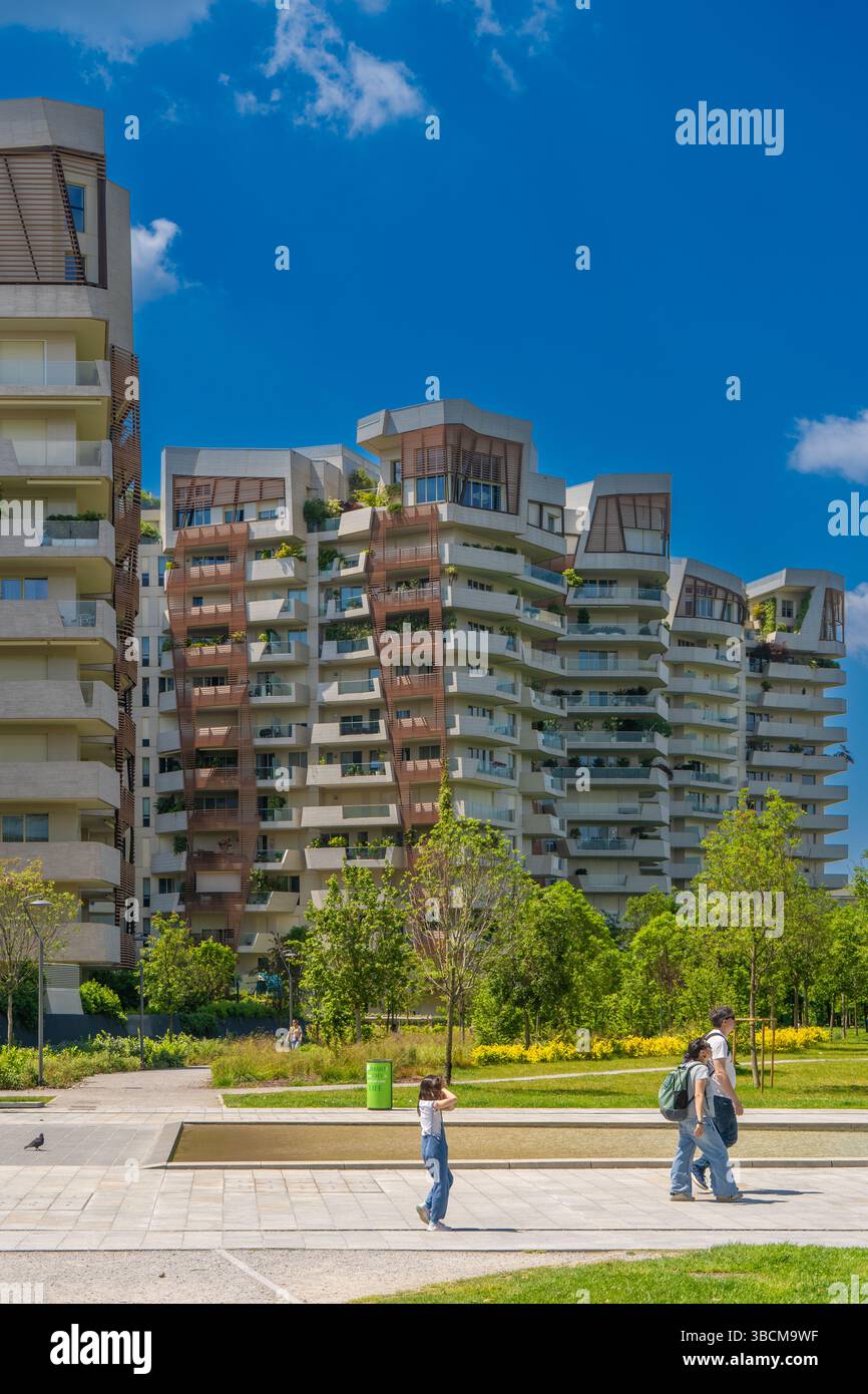 Libeskind Residences in CityLife Mailand an einem sonnigen Tag mit Stadtpark und Spaziergängen, moderner Luxusarchitektur in der Lombardei Stockfoto Libeskind Residences in CityLife Mailand an einem sonnigen Tag mit Stadtpark und Spaziergängen, moderner Luxusarchitektur in der Lombardei Stockfoto