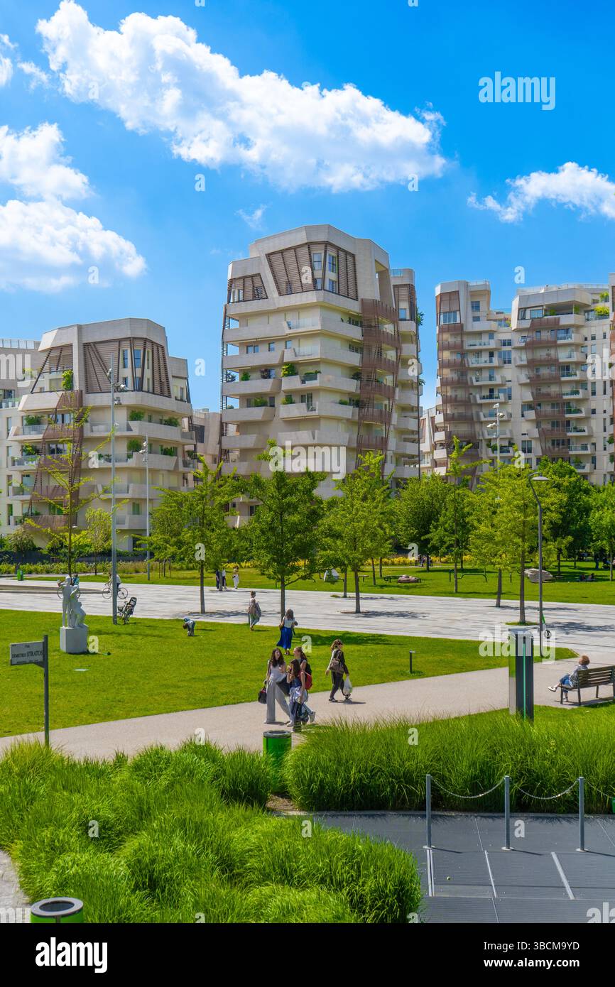 Libeskind Residences in CityLife Mailand an einem sonnigen Tag mit Stadtpark und Spaziergängen, moderner Luxusarchitektur in der Lombardei Stockfoto Libeskind Residences in CityLife Mailand an einem sonnigen Tag mit Stadtpark und Spaziergängen, moderner Luxusarchitektur in der Lombardei Stockfoto