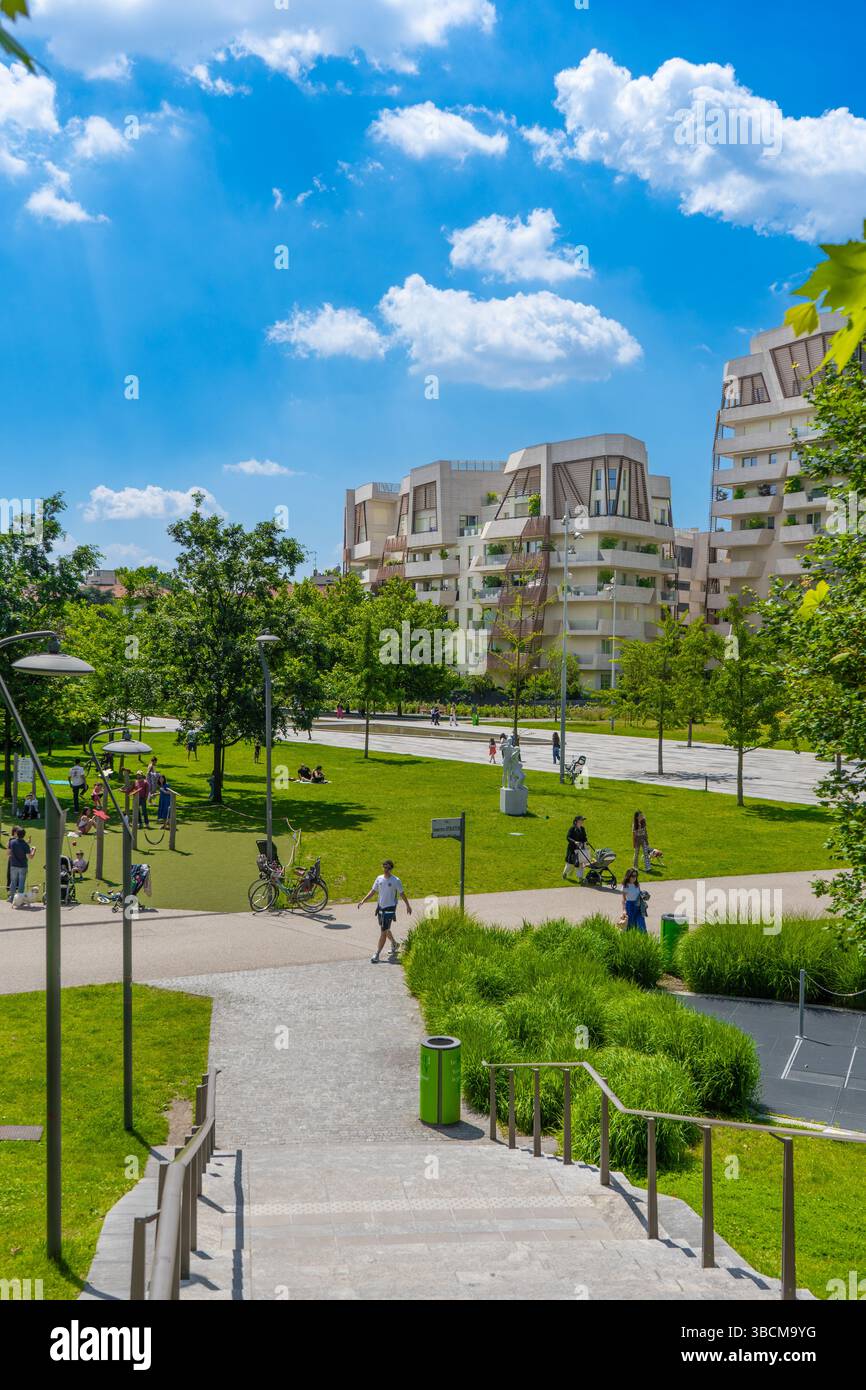 Libeskind Residences in CityLife Mailand an einem sonnigen Tag mit Stadtpark und Spaziergängen, moderner Luxusarchitektur in der Lombardei Stockfoto Libeskind Residences in CityLife Mailand an einem sonnigen Tag mit Stadtpark und Spaziergängen, moderner Luxusarchitektur in der Lombardei Stockfoto