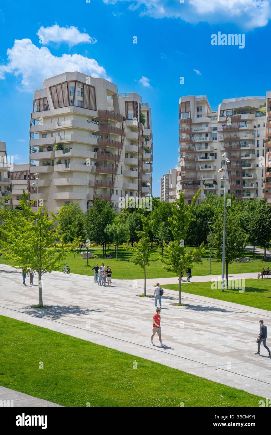 Libeskind Residences in CityLife Mailand an einem sonnigen Tag mit Stadtpark und Spaziergängen, moderner Luxusarchitektur in der Lombardei Stockfoto Libeskind Residences in CityLife Mailand an einem sonnigen Tag mit Stadtpark und Spaziergängen, moderner Luxusarchitektur in der Lombardei Stockfoto