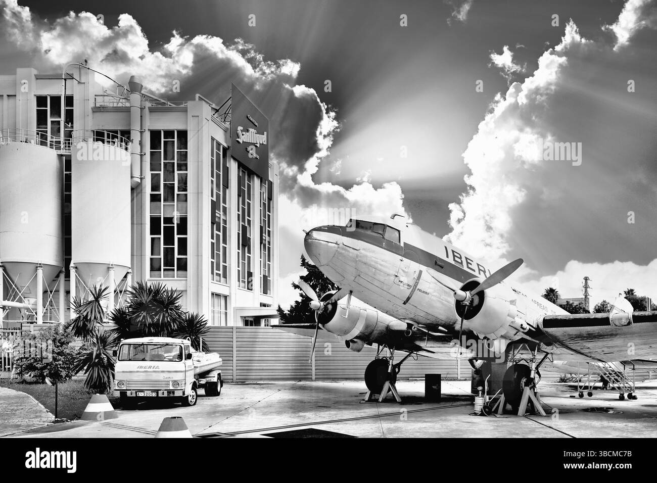 Malaga Aero Museum am Flughafen mit einem zweimotorigen Iberia DC-3 Flugzeug und einer hinteren Passagiertreppe vor tiefblauem Himmel und Cumulus Wolke und Th Stockfoto