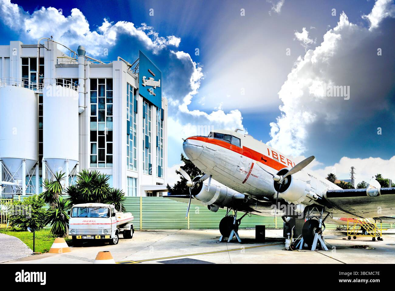 Malaga Aero Museum am Flughafen mit einem zweimotorigen Iberia DC-3 Flugzeug und einer hinteren Passagiertreppe vor tiefblauem Himmel und Cumulus Wolke und Th Stockfoto