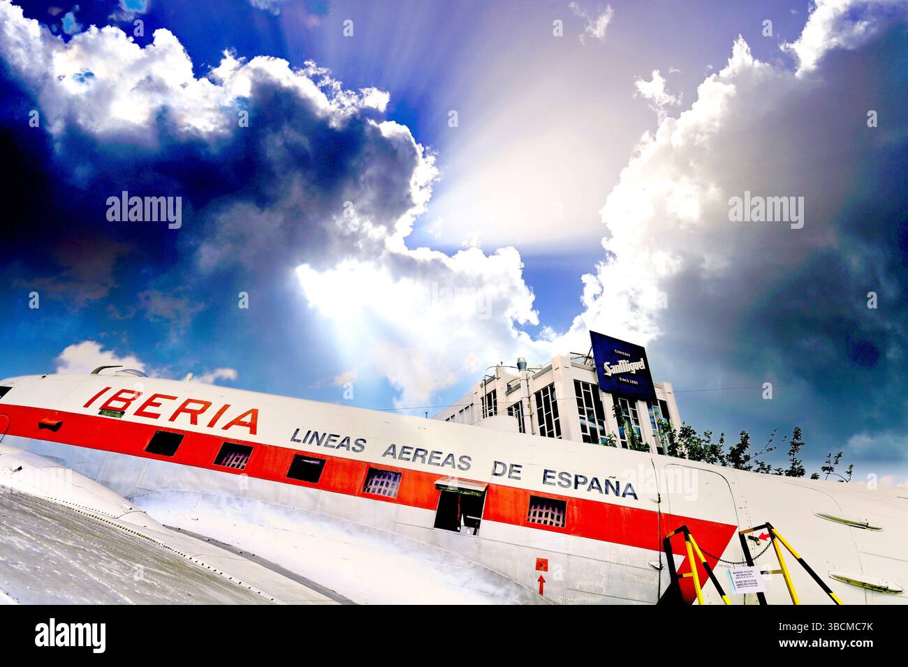 Malaga Aero Museum am Flughafen mit einem zweimotorigen Iberia DC-3 Flugzeug und einer hinteren Passagiertreppe vor tiefblauem Himmel und Cumulus Wolke und Th Stockfoto
