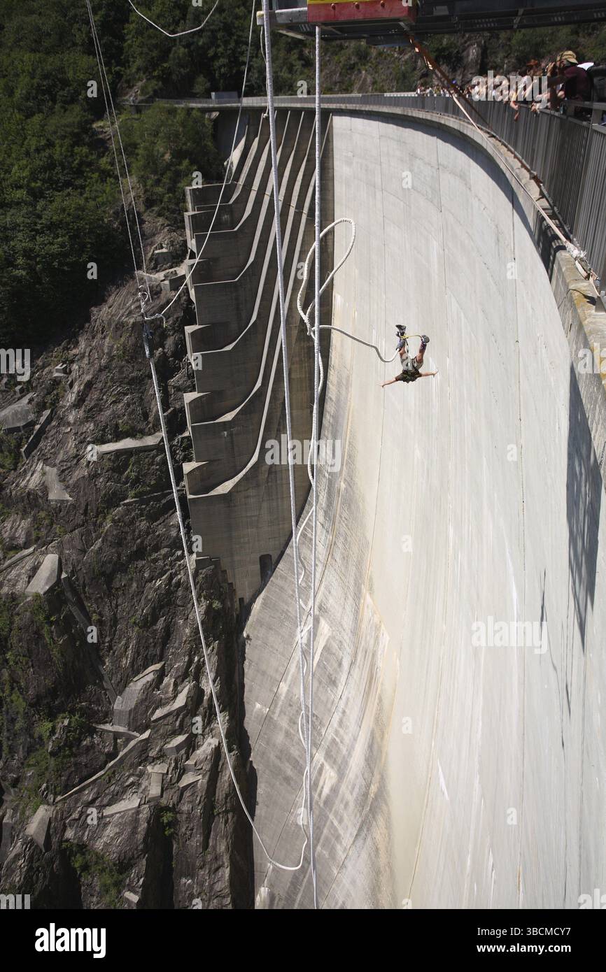 Bungee Jumper, Lago di Vogorno Stausee, Val Verzacasca, Tessin, Bungee Jumper, Bungee Jumping, Bungee Jumping, Schweiz, Europa Stockfoto