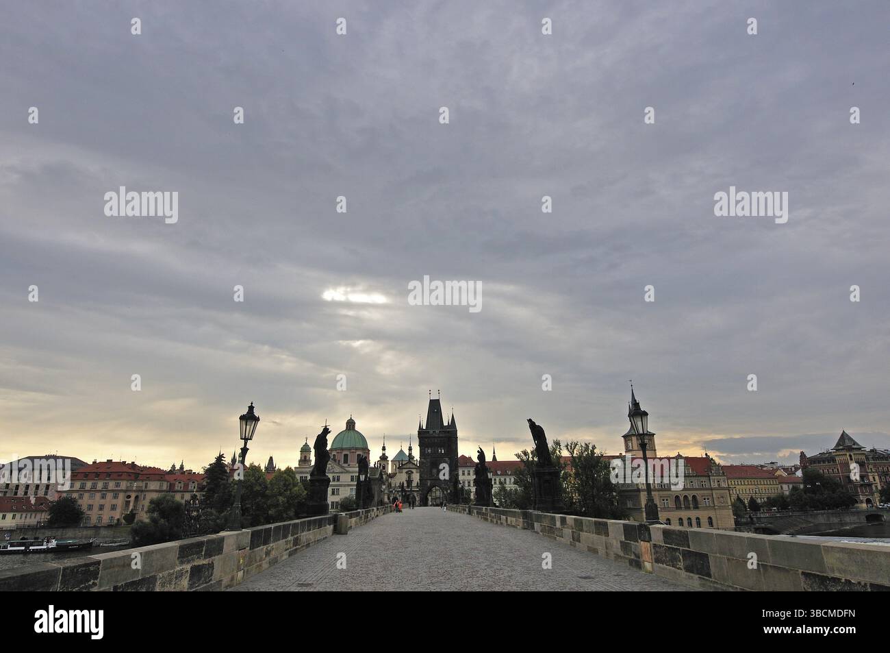 Die Karlsbrücke (tschechisch Karl?V Most) ist eine historisch bedeutsame Brücke, die im 14. Jahrhundert über die Moldau in Prag gebaut wurde und die die Moldau verbindet Stockfoto