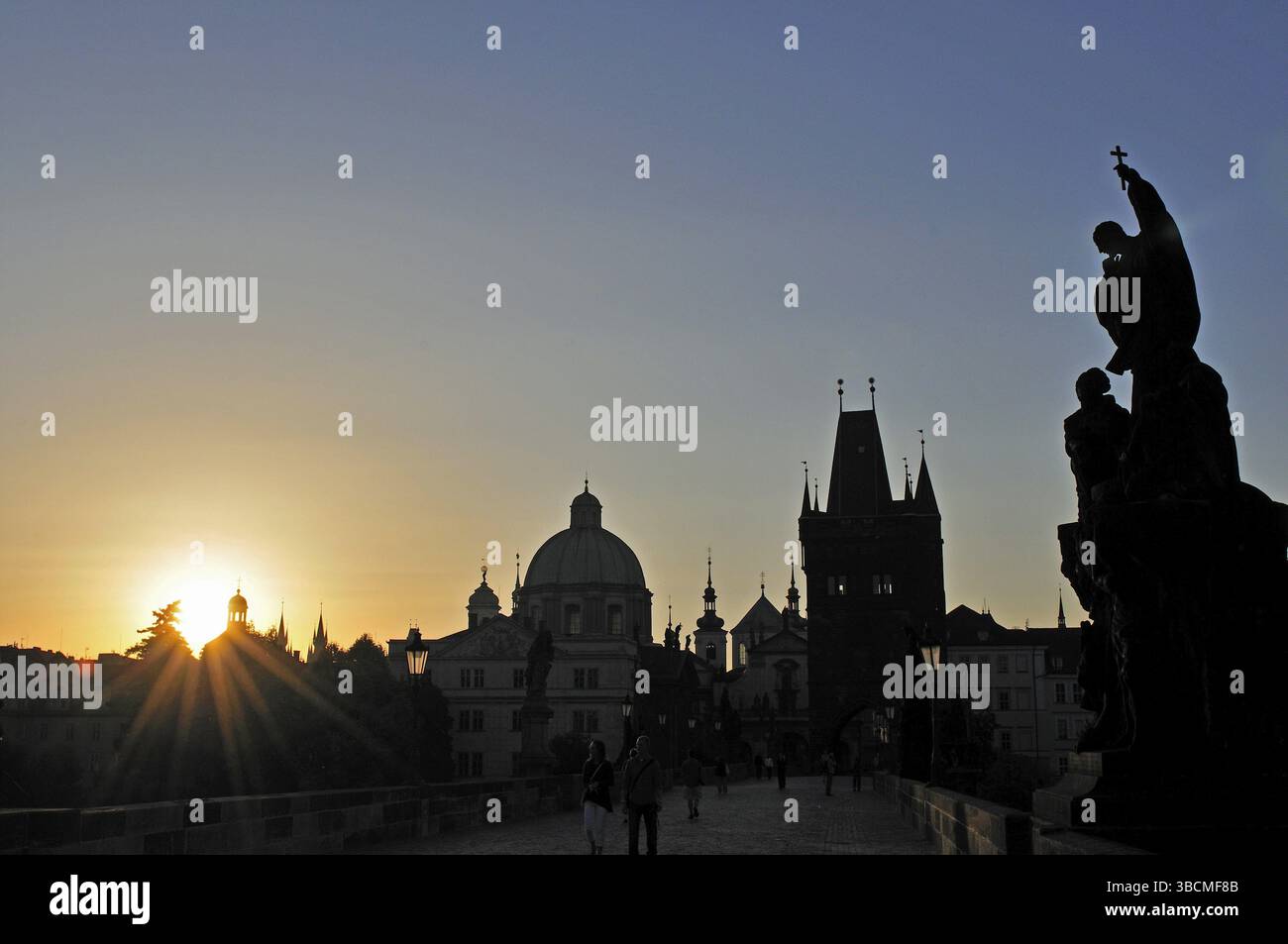 Die Karlsbrücke ist eine historisch bedeutsame Brücke, die im 14. Jahrhundert über die Moldau in Prag erbaut wurde und die Altstadt mit der Kleinen verbindet Stockfoto