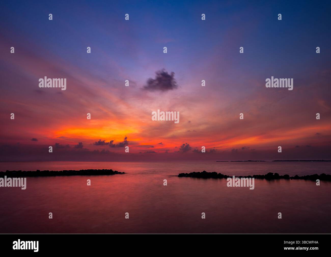 Atemberaubender Sonnenuntergang über dem Indischen Ozean auf den Malediven Stockfoto