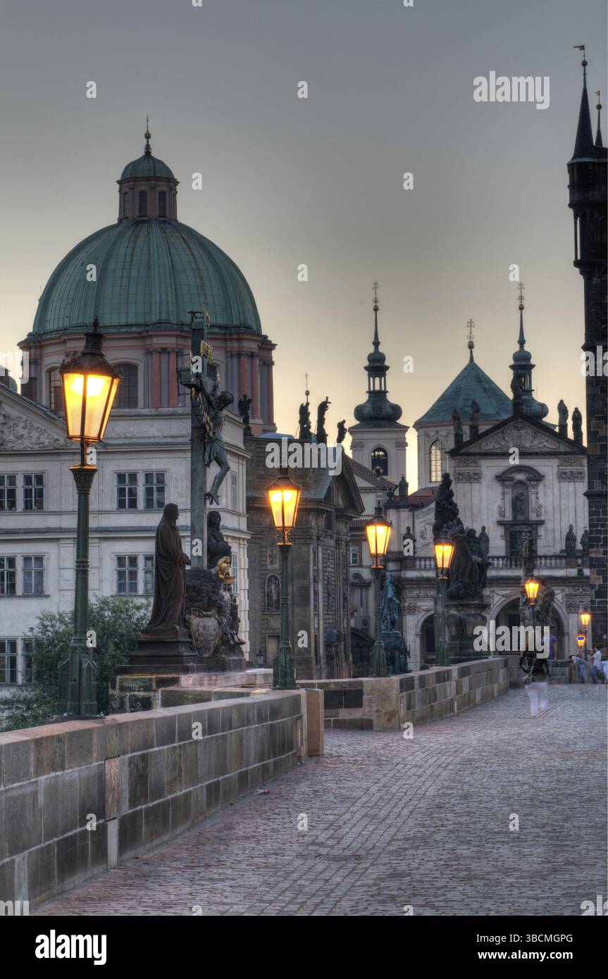 Die Karlsbrücke ist eine historisch bedeutsame Brücke, die im 14. Jahrhundert über die Moldau in Prag erbaut wurde und die Altstadt mit der Kleinen verbindet Stockfoto