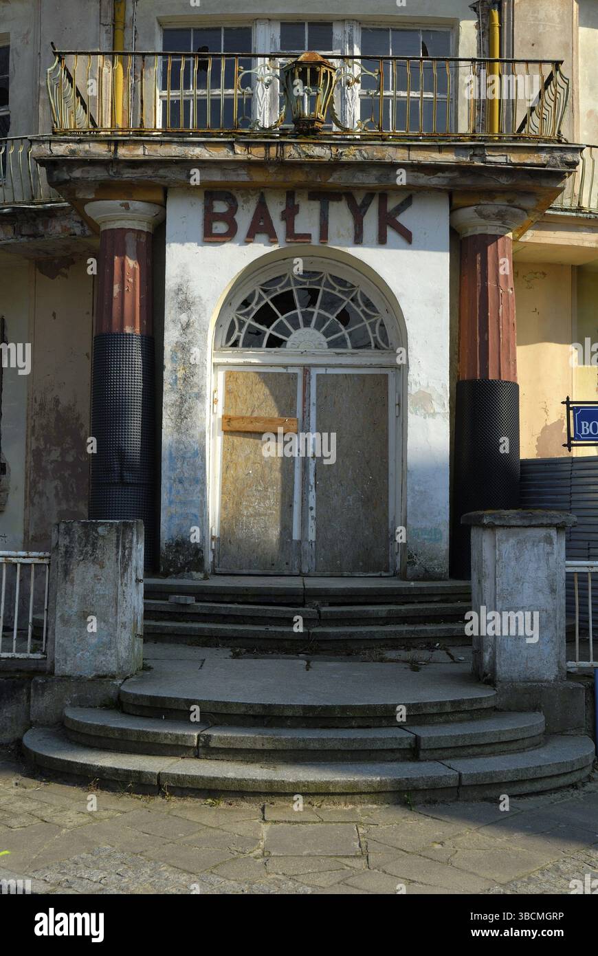 Ein heruntergekommenes Hotel in der Nähe der Promenade des Badeortes Misdroy Polen Stockfoto