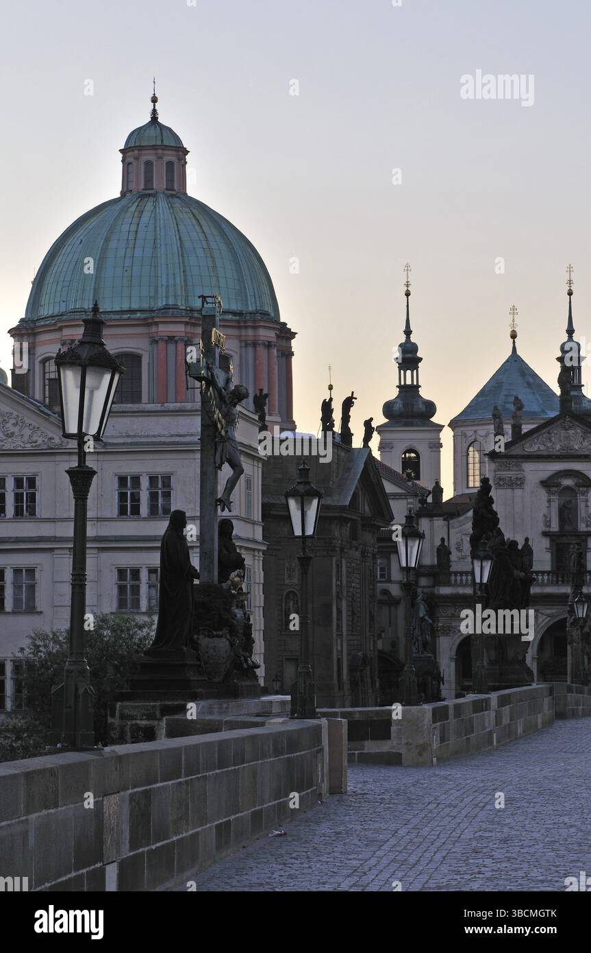 Die Karlsbrücke ist eine historisch bedeutsame Brücke, die im 14. Jahrhundert über die Moldau in Prag erbaut wurde und die Altstadt mit der Kleinen verbindet Stockfoto