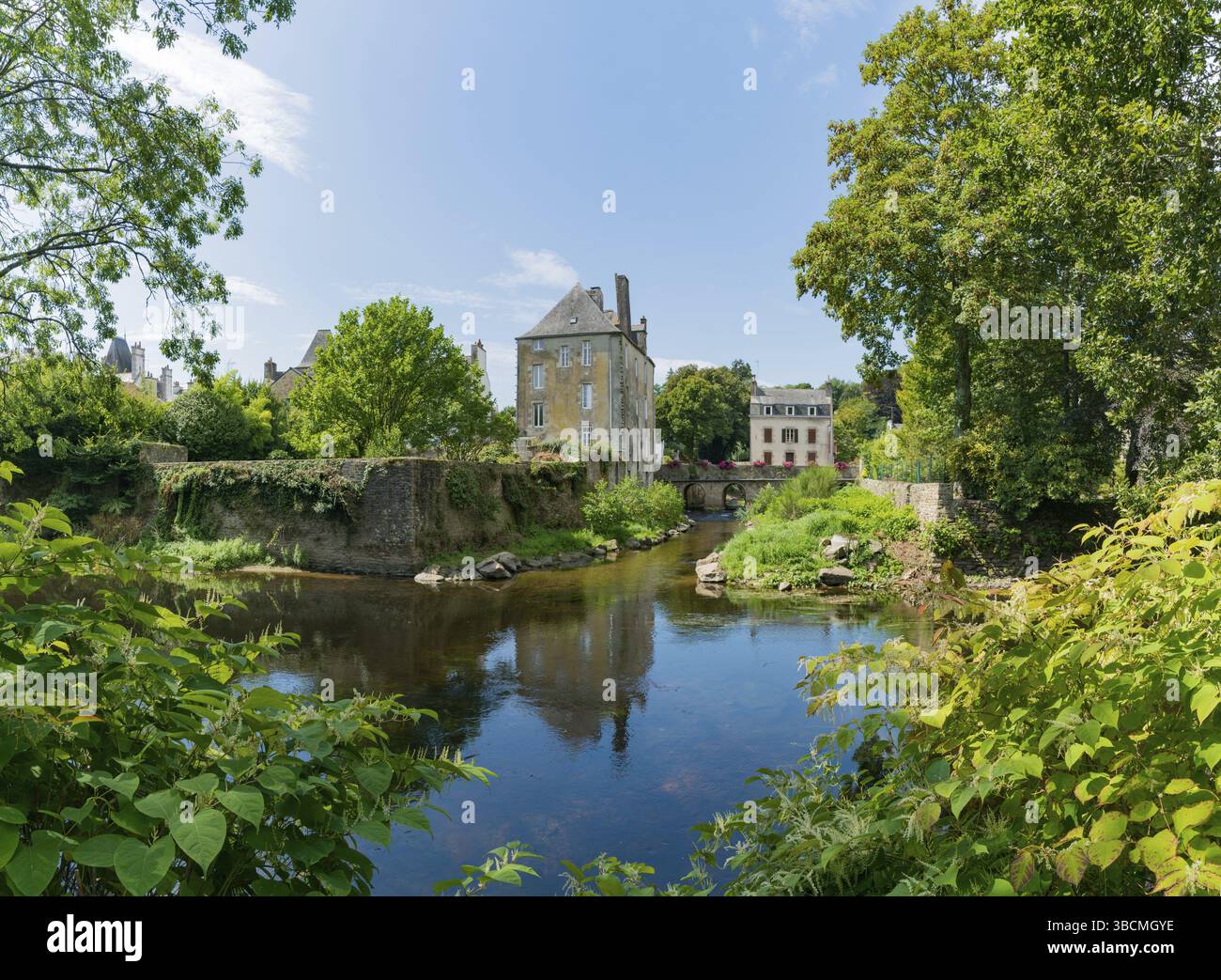 Frankreich - 24. August 2019: Die historische Altstadt von Quimperle in der südlichen Bretagne Stockfoto