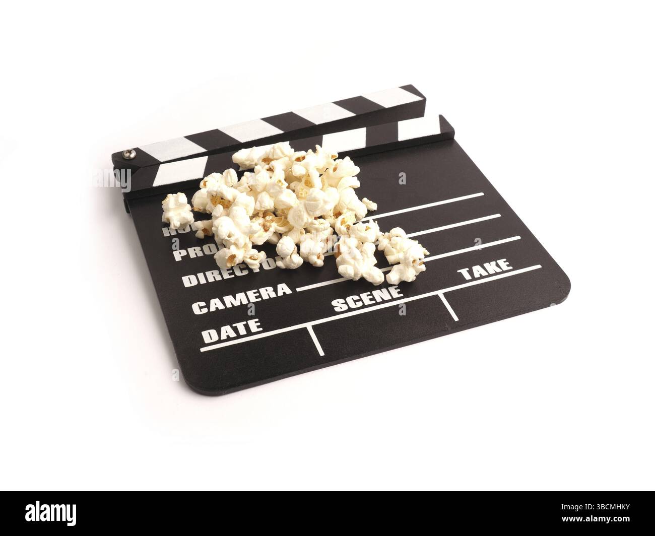 Clapper Board mit Popcorn auf weißem Studiohintergrund Stockfoto