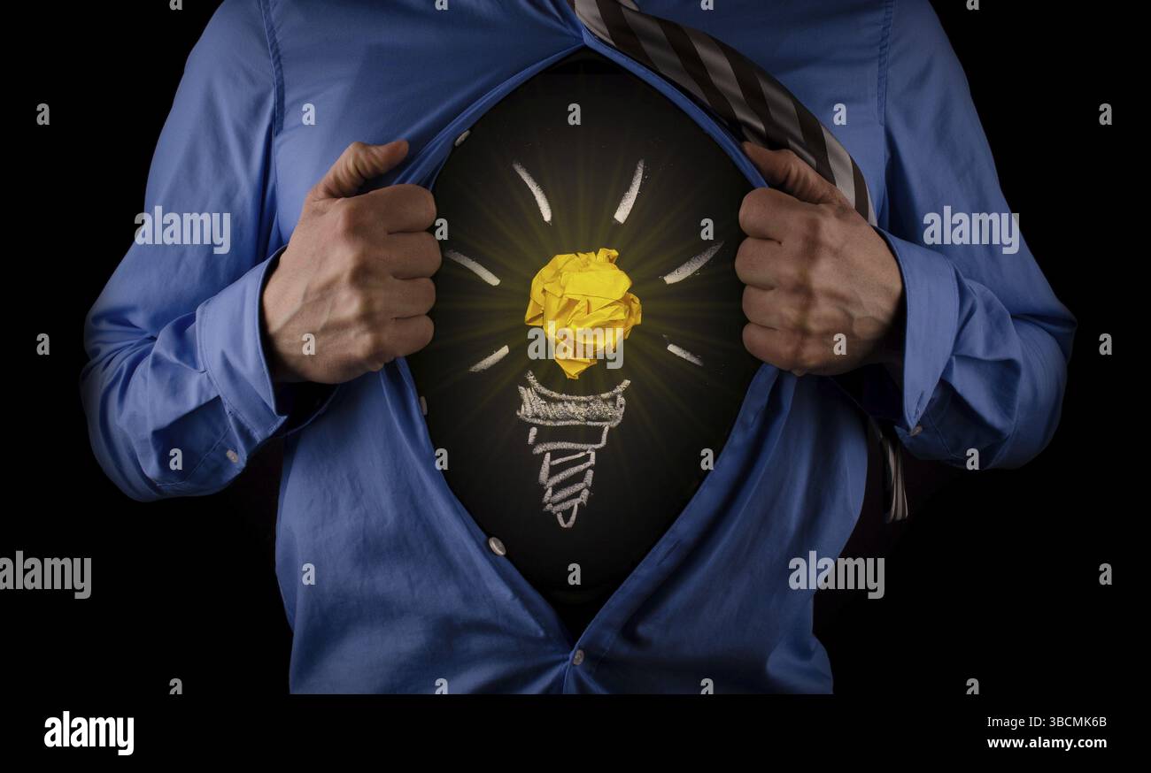 Junger Geschäftsmann reißt sein Hemd Stockfoto