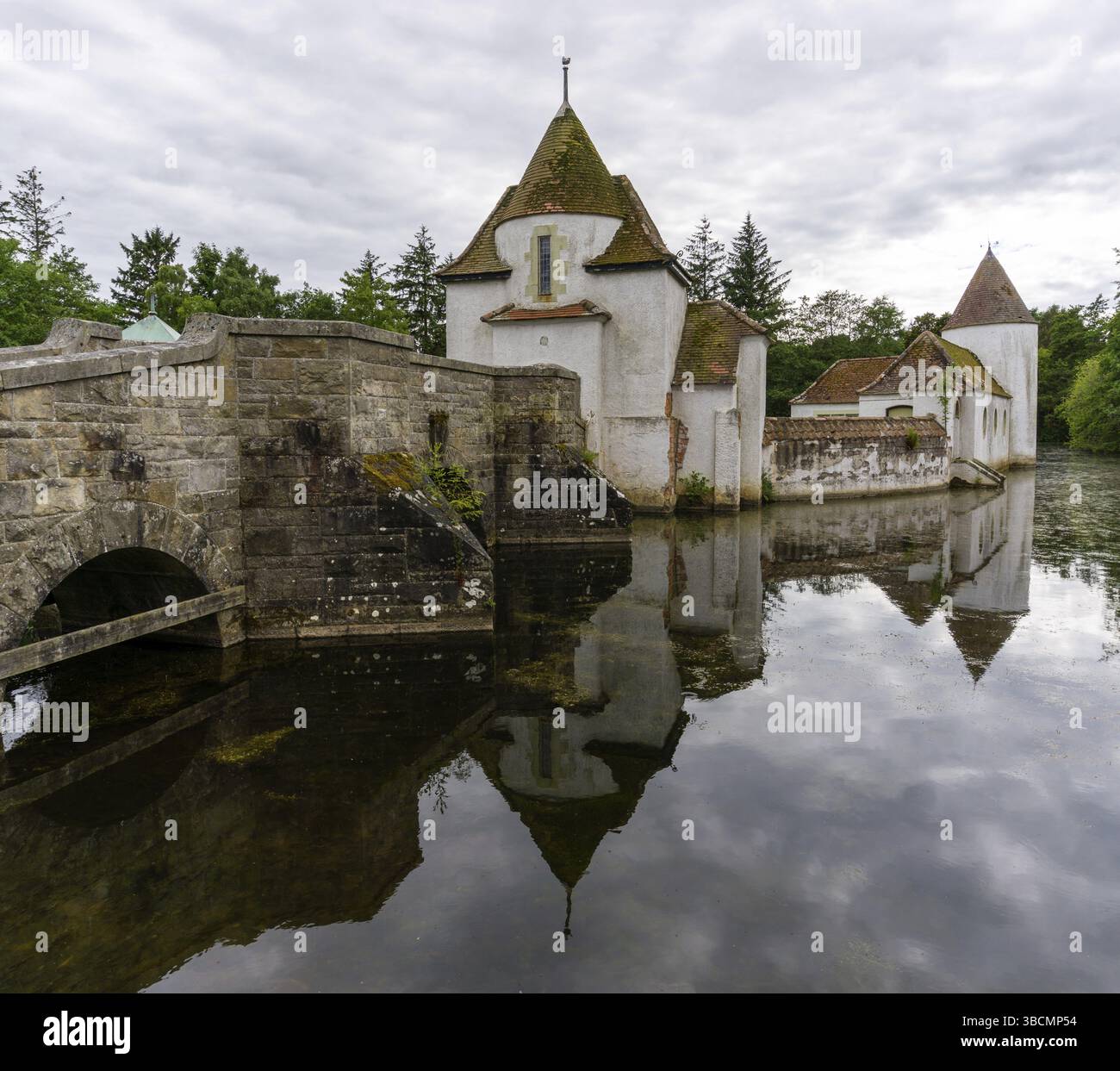 St. Andrews, Großbritannien - 21. Juni 2022: Blick auf das niederländische Dorf und den See im Craigtoun Country Park Stockfoto