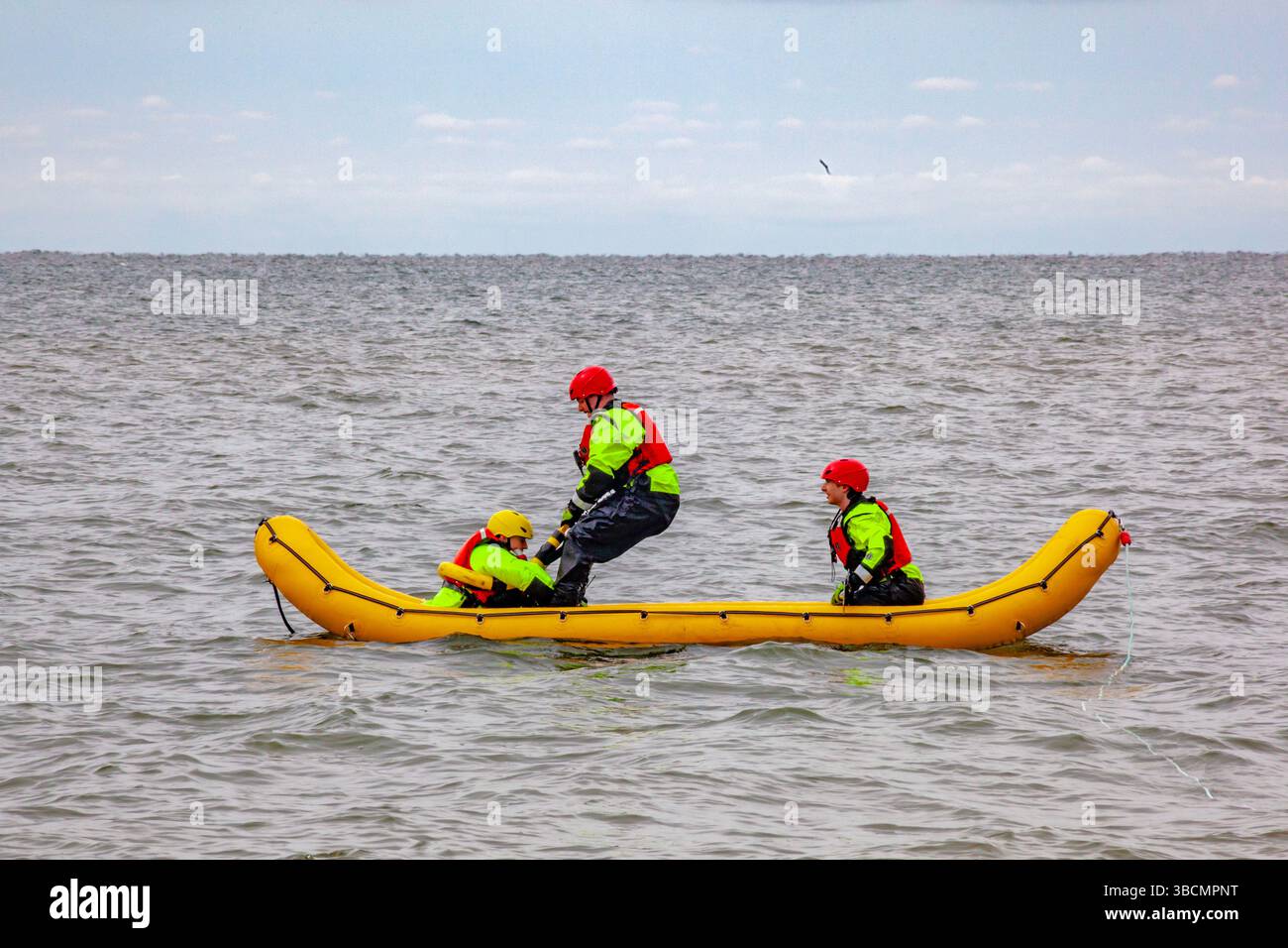 Harrison Township, Michigan - Mitglieder der Harrison Township Fire Department üben eine Wasserrettung am Lake St. Clair mit Oceanid's Repid Deploy aus Stockfoto