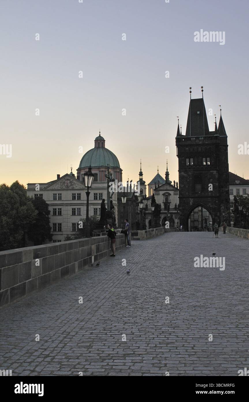 Die Karlsbrücke ist eine historisch bedeutsame Brücke, die im 14. Jahrhundert über die Moldau in Prag erbaut wurde und die Altstadt mit der Kleinen verbindet Stockfoto