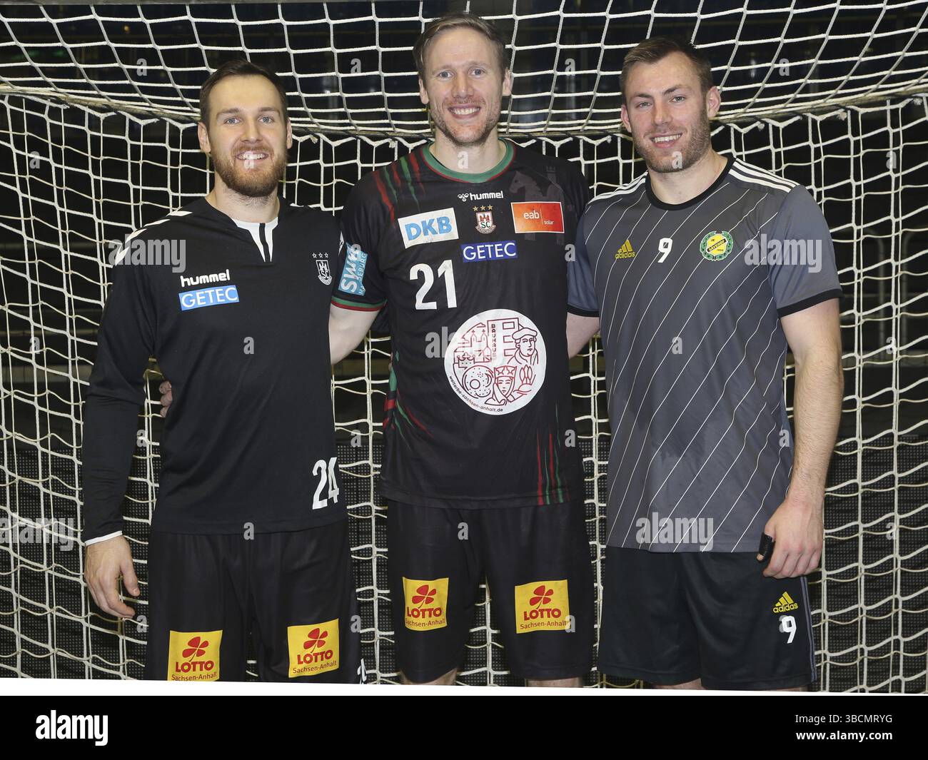 Christian O’Sullivan, Magnus Gullerud (beide SCM) mit Vetle Eck Aga (IK Saevehof) Handball EHF European League Saison 2021-22 Gruppenphase SC Magdeburg Stockfoto