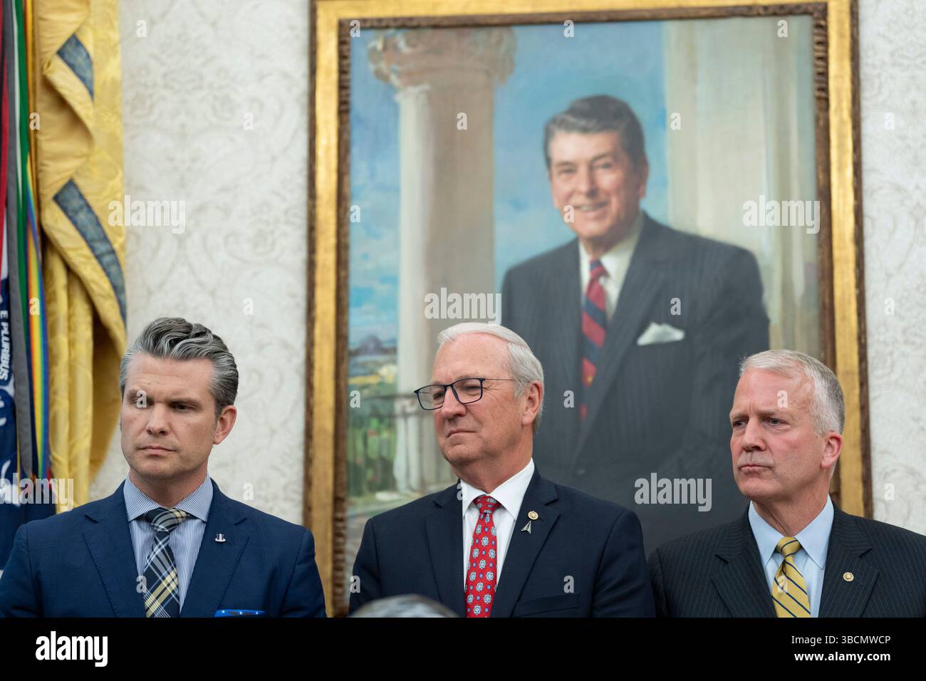 Washington, Usa. April 2025. US-Verteidigungsminister Pete Hegseth (L), US-Senator Kevin Cramer (Republikaner von North Dakota) (C) und US-Senator Dan Sullivan (Republikaner von Alaska) (R) beteiligen sich an einer Ankündigung des US-Präsidenten Donald J Trump, den Goldenen Dom im Weißen Haus in Washington, DC am Dienstag, den 20. Mai 2025 voranzutreiben. Foto: Chris Kleponis/UPI Credit: UPI/Alamy Live News Stockfoto