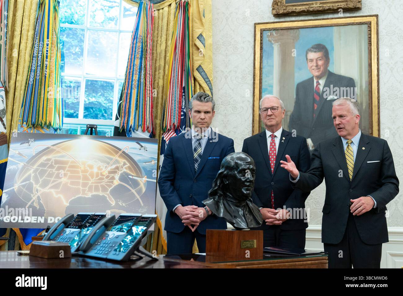 Washington, Usa. Mai 2025. Der US-Senator Dan Sullivan (Republikaner von Alaska) (R) spricht während einer Ankündigung des US-Präsidenten Donald J Trump über den Fortschritt des Raketenabwehrschildes Golden Dome im Oval Office des Weißen Hauses in Washington, DC am Dienstag, den 20. Mai 2025. Foto: Chris Kleponis/UPI Credit: UPI/Alamy Live News Stockfoto