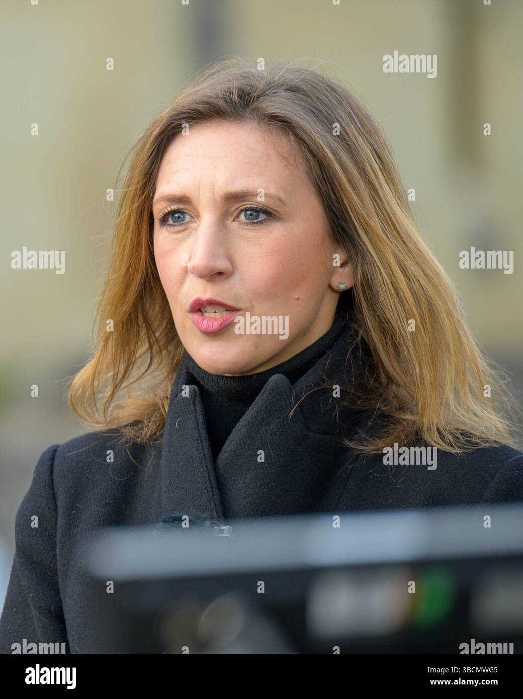 April 2021 Windsor Castle, Großbritannien. Rhiannon Mills, königlicher Korrespondent für Sky News, berichtet über den Tod von Prinz Philip, Herzog von Edinburgh. Stockfoto