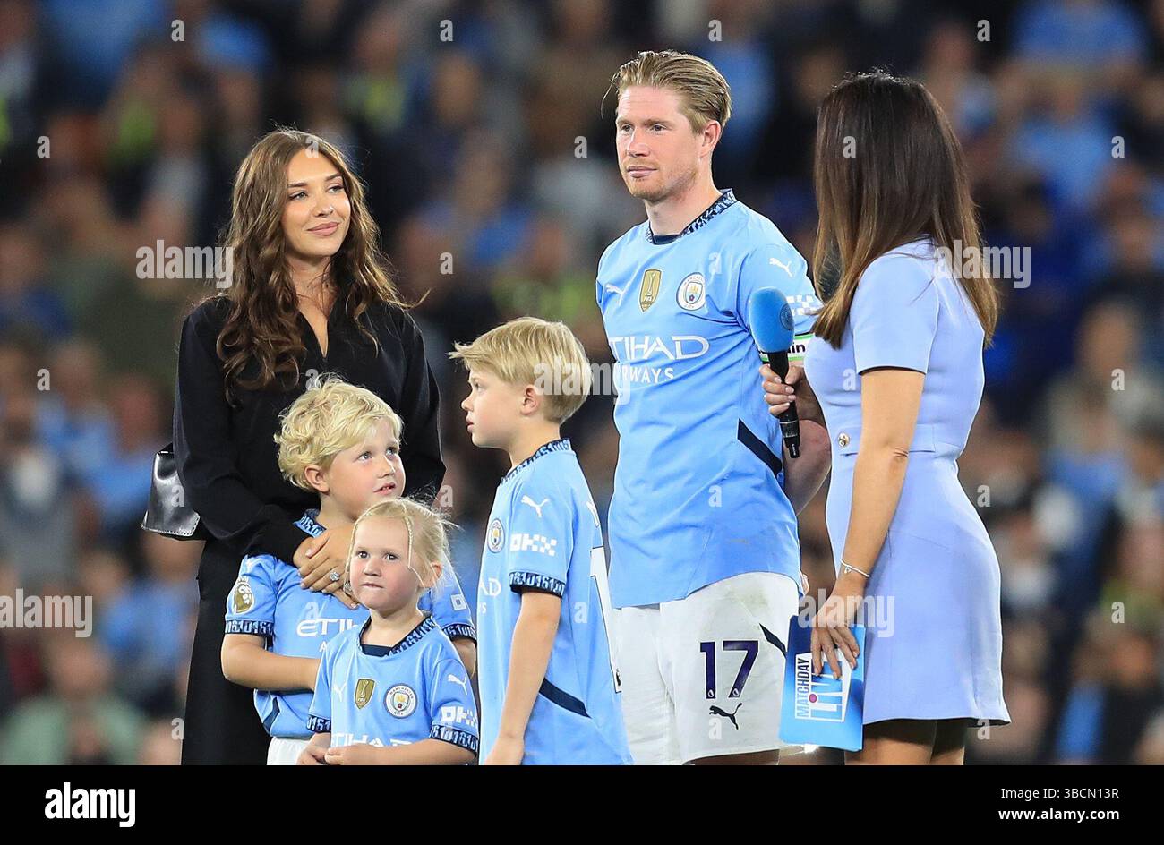 Mai 2025; Etihad Stadium, Manchester, England; Premier League Football, Manchester City gegen Bournemouth; ein emotionaler Kevin de Bruyne aus Manchester City wird während der Feier seiner Etihad-Karriere nach dem Spiel interviewt Stockfoto