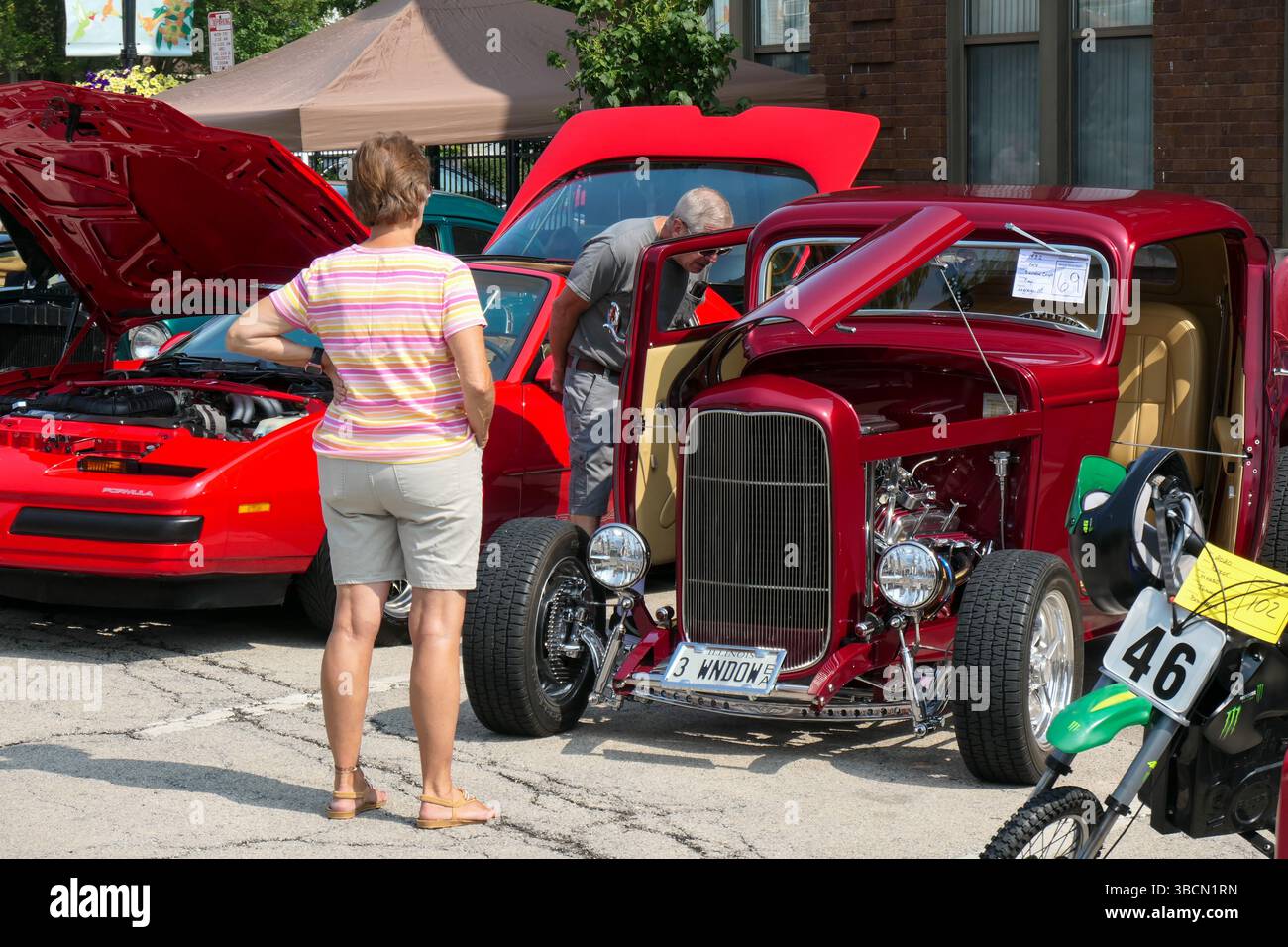 Hotrod 1932 Ford 3 Window Coupe neben Pontiac Firebird. Brookfield Classic Car Show, Brookfield, Illinois. Stockfoto