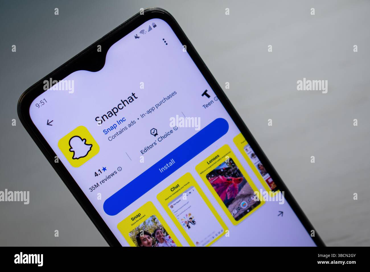 San Francisco, KALIFORNIEN, 20. Mai 2025: Man hält ein Smartphone, das die Snapchat-App-Seite auf Google Play zeigt und die beliebte Multimedia-Messaging-Plattform hervorhebt. Stockfoto