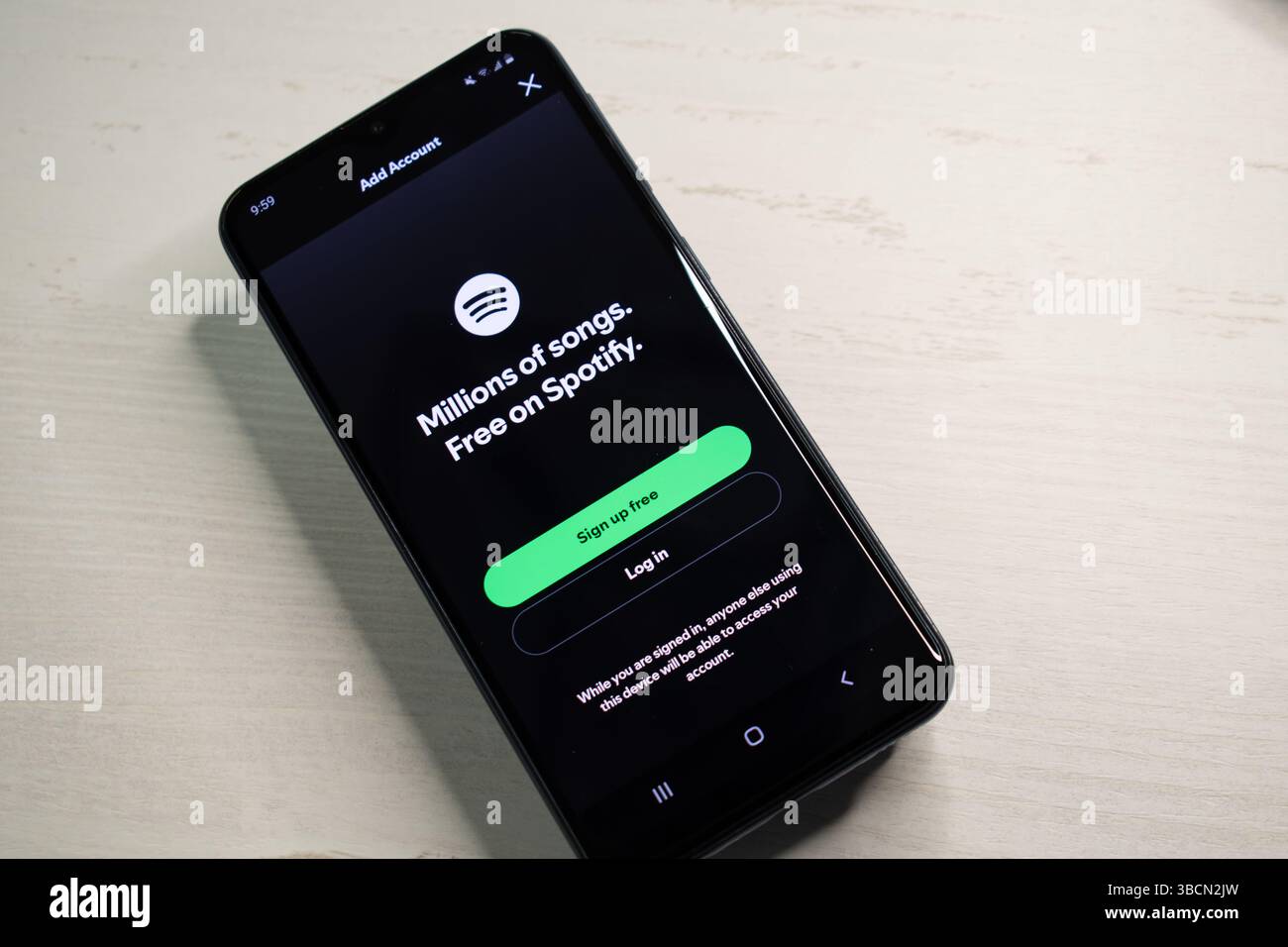 San Francisco, KALIFORNIEN, 20. Mai 2025: Smartphone auf weißem Tisch zeigt die Anmeldeseite der Spotify Website für den beliebten Musik-Streaming-Dienst. Stockfoto