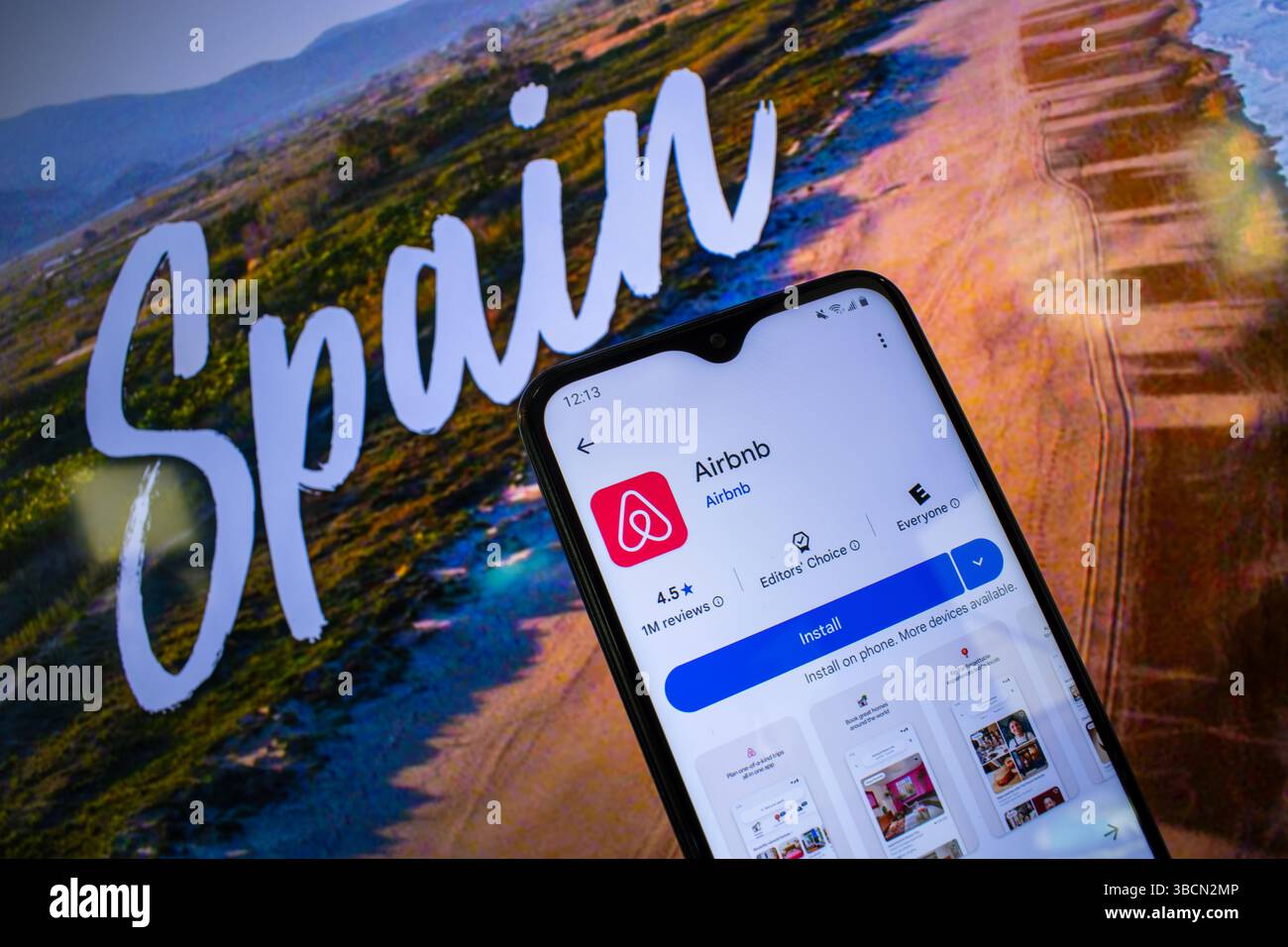 San Francisco, CA, 20. Mai 2025: Mann hält Smartphone mit Airbnb-App vor der spanischen Tourismusseite, da neue Mietgesetze auf Wohnungsknappheit abzielen. Stockfoto