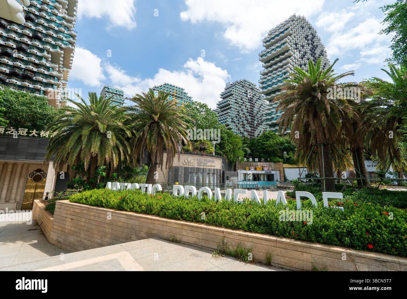 Sanya, Hainan Island, China - 16. Mai 2024: Die architektonische Landschaft von Sanya, die Krone von Evergrandes Schönheit. Stockfoto